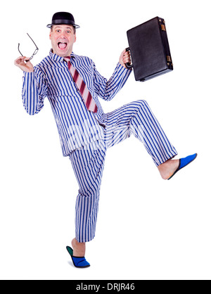 glücklicher Mann im Pyjama mit Koffer Stockfoto