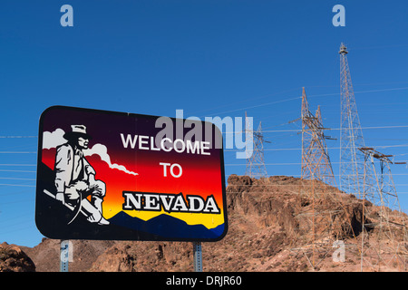 Melden Sie einladende Reisende aus Arizona, Nevada mit Strom-Infrastruktur im Hintergrund. Stockfoto