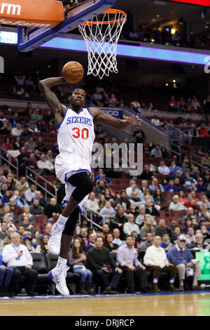 Philadelphia, Pennsylvania, USA. 27. Januar 2014. Philadelphia 76ers Zentrum steigt Dewayne Dedmon (30) für die Dunk während der NBA-Spiel zwischen den Phoenix Suns und die Philadelphia 76ers im Wells Fargo Center in Philadelphia, Pennsylvania. (Christopher Szagola/Cal Sport Media) Bildnachweis: Cal Sport Media/Alamy Live-Nachrichten Stockfoto