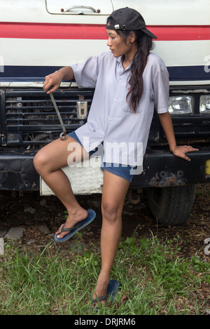 Servicewoman steht vor LKW Stockfoto