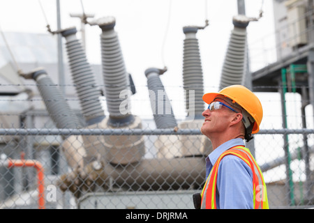 Elektro-Ingenieur, Prüfung von Transformatoren in einem Kraftwerk Stockfoto