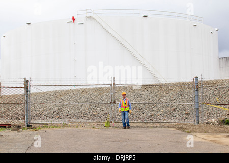 Ingenieur stand vor Lagerung Tank Tanklager Stockfoto