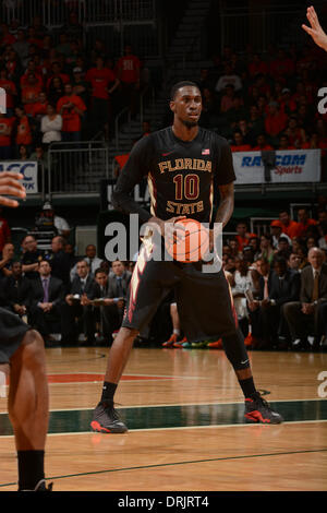 Coral Gables, FL, USA. 15. Januar 2014. Okaro White #10 der Florida State University in Aktion während der NCAA Basketball-Spiel zwischen den Miami Hurricanes und die Florida State Seminolen im Bank United Center in Coral Gables, FL. Die Seminolen besiegte die Hurricanes 63-53. © Csm/Alamy Live-Nachrichten Stockfoto