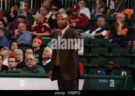 Coral Gables, FL, USA. 15. Januar 2014. Cheftrainer Leonard Hamilton der Florida State University in Aktion während der NCAA Basketball-Spiel zwischen den Miami Hurricanes und die Florida State Seminolen im Bank United Center in Coral Gables, FL. Die Seminolen besiegte die Hurricanes 63-53. © Csm/Alamy Live-Nachrichten Stockfoto