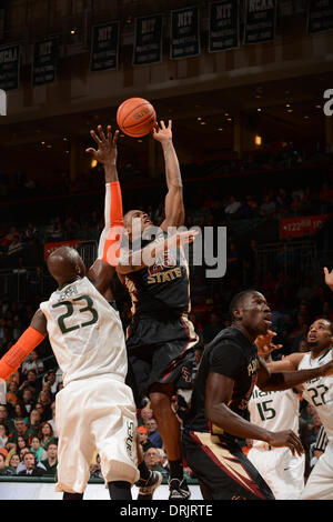 Coral Gables, FL, USA. 15. Januar 2014. Aaron Thomas #25 der Florida State University in Aktion während der NCAA Basketball-Spiel zwischen den Miami Hurricanes und die Florida State Seminolen im Bank United Center in Coral Gables, FL. Die Seminolen besiegte die Hurricanes 63-53. © Csm/Alamy Live-Nachrichten Stockfoto