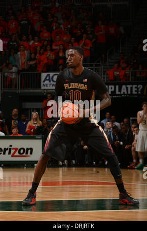 Coral Gables, FL, USA. 15. Januar 2014. Okaro White #10 der Florida State University in Aktion während der NCAA Basketball-Spiel zwischen den Miami Hurricanes und die Florida State Seminolen im Bank United Center in Coral Gables, FL. Die Seminolen besiegte die Hurricanes 63-53. © Csm/Alamy Live-Nachrichten Stockfoto