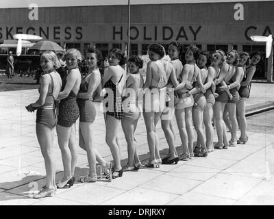 Eine Gruppe von Frauen in Badeanzügen im Butlins Holiday camp Stockfoto