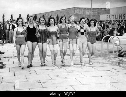 Eine Gruppe von Frauen in Badeanzügen im Butlins Holiday camp Stockfoto