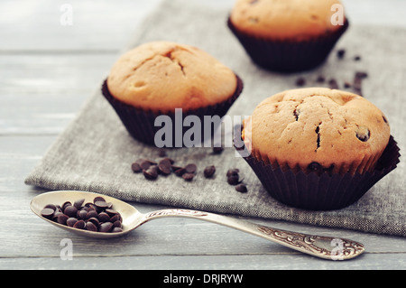 Muffins mit Schokolade Tropfen auf Serviette Closeup on White. Stockfoto