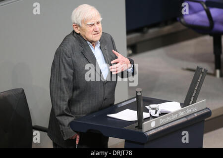 Berlin, Deutschland. 27. Januar 2014. Daniil Granin, ein 95 Jahre alte russische Überlebender des zweiten Weltkriegs befasst sich eine Gedenkstätte Sitzung im Bundestag, Deutschlands Unterhaus des Parlaments, in Berlin, Hauptstadt Deutschlands, am 27. Januar 2013. Der Deutsche Bundestag statt Zeremonien am Montag an Opfer des Nazi-Belagerung von Leningrad und während des zweiten Weltkriegs auf internationalen Holocaust-Gedenktag an den Tod Vernichtungslager Auschwitz Getöteten erinnern. Bildnachweis: Zhang Fan/Xinhua/Alamy Live-Nachrichten Stockfoto