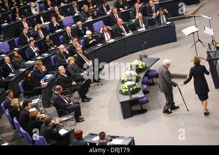 Berlin, Deutschland. 27. Januar 2014. Daniil Granin (2. R), ein 95 Jahre alte russische Überlebender des zweiten Weltkriegs, besucht eine Denkmal-Sitzung im Bundestag, Deutschlands Unterhaus des Parlaments, in Berlin, Hauptstadt Deutschlands, am 27. Januar 2013. Der Deutsche Bundestag statt Zeremonien am Montag an Opfer des Nazi-Belagerung von Leningrad und während des zweiten Weltkriegs auf internationalen Holocaust-Gedenktag an den Tod Vernichtungslager Auschwitz Getöteten erinnern. Bildnachweis: Zhang Fan/Xinhua/Alamy Live-Nachrichten Stockfoto