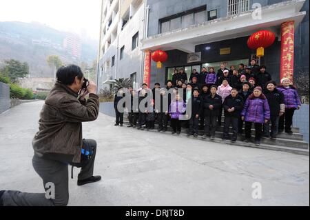 Wushan, China Chongqing Provinz. 28. Januar 2014. Ein Fotograf macht Bild für die ältesten eines lokalen pensionierten Hauses in Wushan County, Südwest-China Chongqing Provinz, 27. Januar 2014. Mitglieder einer lokalen Kunst-Truppe und eines Fotografen Verbandes besucht die ältesten im Ruhestand Zuhause. Sie aßen zusammen, um die anstehenden Frühlingsfest zu feiern. © Li Jian/Xinhua/Alamy Live-Nachrichten Stockfoto