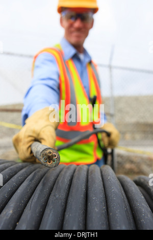 Engineer bei Kraftwerk Prüfung Stromverteilung Draht an Lagerfläche Stockfoto