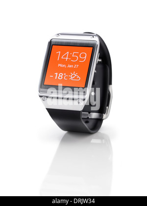 Samsung Galaxy Gear Smartwatch mit orange Anzeige Closeup. Isolierte Uhr auf weißem Hintergrund mit Beschneidungspfad. Stockfoto