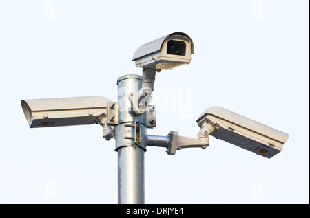 Drei Überwachungskameras vor Himmel. Stockfoto