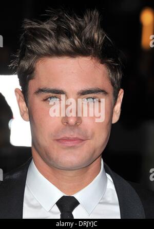 Los Angeles, CA, USA. 27. Januar 2014. Zac Efron bei der Ankunft, dass PEINLICHE MOMENT Premiere, Regal Kinos LA LIVE Stadion 14, Los Angeles, CA 27. Januar 2014. Bildnachweis: Dee Cercone/Everett Collection/Alamy Live-Nachrichten Stockfoto