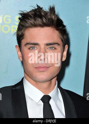 Los Angeles, CA, USA. 27. Januar 2014. Zac Efron bei der Ankunft, dass PEINLICHE MOMENT Premiere, Regal Kinos LA LIVE Stadion 14, Los Angeles, CA 27. Januar 2014. Bildnachweis: Dee Cercone/Everett Collection/Alamy Live-Nachrichten Stockfoto