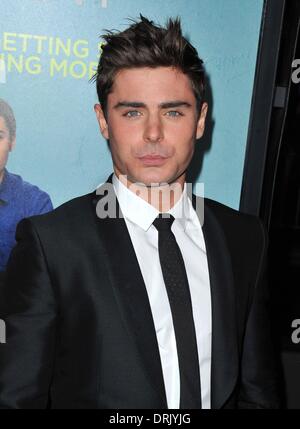Los Angeles, CA, USA. 27. Januar 2014. Zac Efron bei der Ankunft, dass PEINLICHE MOMENT Premiere, Regal Kinos LA LIVE Stadion 14, Los Angeles, CA 27. Januar 2014. Bildnachweis: Dee Cercone/Everett Collection/Alamy Live-Nachrichten Stockfoto