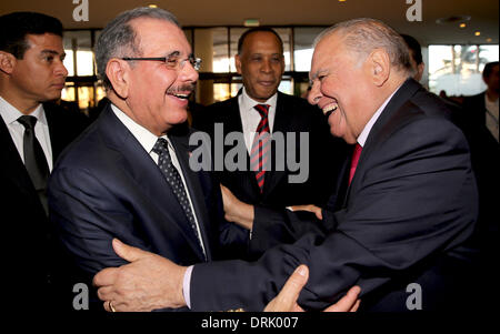 Havanna, Kuba. 27. Januar 2014. Bild zur Verfügung gestellt von Dominikanische Republik Präsidentschaft zeigt Dominikanische Präsident Danilo Medina (L) Händeschütteln mit Spanisch amerikanische General Secretary, Enrique Iglesias (R) in Havanna, Kuba, 27. Januar 2014. Der zweite CELAC-Gipfel wird kick off Dienstag in der kubanischen Hauptstadt Havanna unter dem Thema "Der Kampf gegen Armut, Hunger und Ungleichheit." Bildnachweis: Dominikanische Republik Präsidentschaft/Xinhua/Alamy Live-Nachrichten Stockfoto