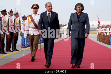 Havanna, Kuba. 27. Januar 2014. Bild zur Verfügung gestellt von Dominikanische Republik Präsidentschaft zeigt Dominikanische Präsident Danilo Medina (C) überprüfen die Ehre mit Kubas Work Minister Margarita Gonzalez (R) in Havanna, Kuba, 27. Januar 2014 zu schützen. Der zweite CELAC-Gipfel wird kick off Dienstag in der kubanischen Hauptstadt Havanna unter dem Thema "Der Kampf gegen Armut, Hunger und Ungleichheit." Bildnachweis: Alexander Gomez/AVN/Xinhua/Alamy Live-Nachrichten Stockfoto