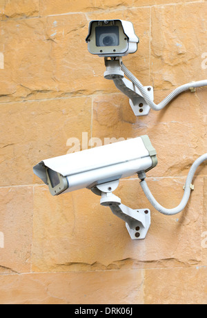 Zwei CCTV-Überwachungskameras an der Ecke eines Gebäudes. Stockfoto