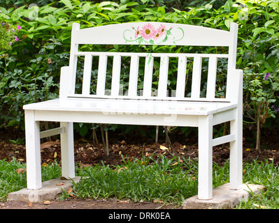 Weißen Holzstuhl im Garten. Stockfoto