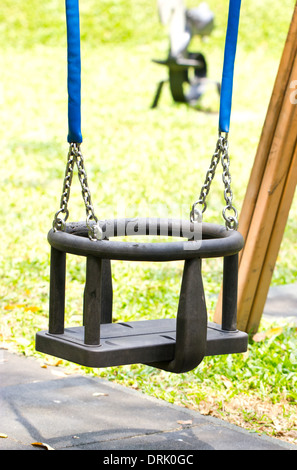 Nahaufnahme des Swing in einen Spielbereich im Park. Stockfoto