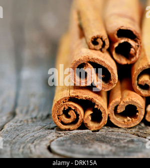 Reihe von Zimtstangen auf altem Holz Stockfoto