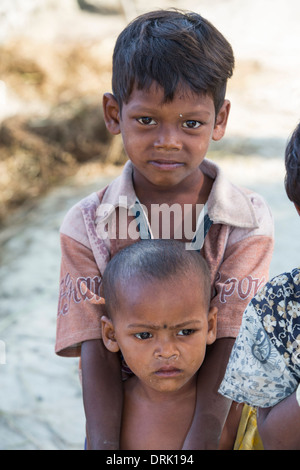 Junge Boys, Söhne Subsistenz-Bauern in den Sunderbans, Ganges, Delta, Indien, im Bereich ist sehr tief liegende und anfällig für Meeresspiegelanstieg. Stockfoto