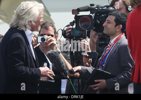 Sir Richard Branson im Gespräch mit Journalisten nach einer Presse rufen präsentiert seine "Virgin Galactic Raumschiff" in Farnborough Stockfoto