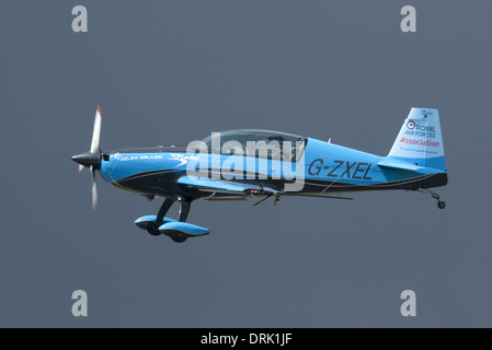 Eine extra 300 s von "The Blades" Kunstflugstaffel Landung durch Sonnenlicht, aber vor einem neutralen, aber dunklen Himmelshintergrund beleuchtet Stockfoto