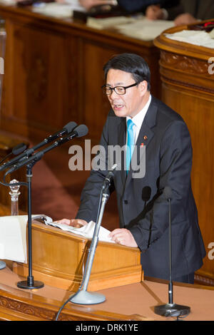 Tokio, Japan. 28. Januar 2014. Banri Kaieda der Opposition demokratische Partei Japans Fragen Premierminister Shinzo Abe über seine Politik während einer Frage-und-Antwort-Sitzung in der Diät Unterhaus in Tokio auf Dienstag, 28. Januar 2014. Bildnachweis: AFLO/Alamy Live-Nachrichten Stockfoto