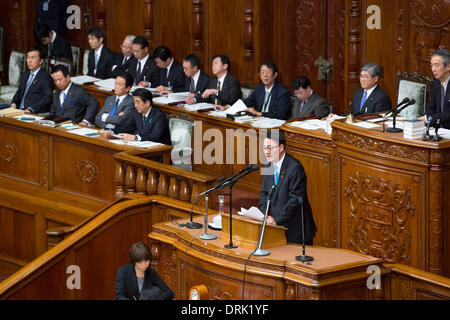 Tokio, Japan. 28. Januar 2014. Banri Kaieda der Opposition demokratische Partei Japans Fragen Premierminister Shinzo Abe über seine Politik während einer Frage-und-Antwort-Sitzung in der Diät Unterhaus in Tokio auf Dienstag, 28. Januar 2014. Bildnachweis: AFLO/Alamy Live-Nachrichten Stockfoto