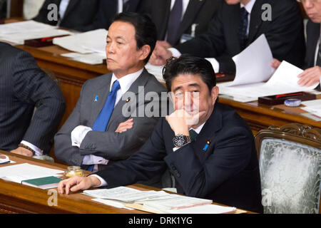 Tokio, Japan. 28. Januar 2014. Japans Ministerpräsident Shinzo Abe hört Banri Kaieda der Opposition demokratische Partei Japans während einer Frage-und-Antwort-Sitzung in der Diät Unterhaus in Tokio auf Dienstag, 28. Januar 2014. Auf der linken Seite ist Finanzminister Taro Aso. Bildnachweis: AFLO/Alamy Live-Nachrichten Stockfoto