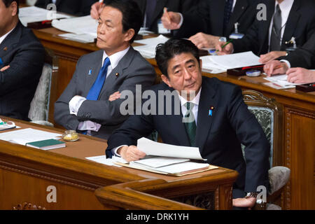 Tokio, Japan. 28. Januar 2014. Japans Ministerpräsident Shinzo Abe hört Banri Kaieda der Opposition demokratische Partei Japans während einer Frage-und-Antwort-Sitzung in der Diät Unterhaus in Tokio auf Dienstag, 28. Januar 2014. Auf der linken Seite ist Finanzminister Taro Aso. Bildnachweis: AFLO/Alamy Live-Nachrichten Stockfoto