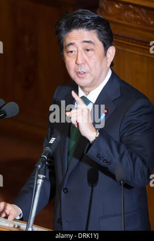 Tokio, Japan. 28. Januar 2014. Japans Ministerpräsident Shinzo Abe Antworten auf Banri Kaieda der Opposition demokratische Partei Japans während einer Frage-und-Antwort-Sitzung in der Diät Unterhaus in Tokio auf Dienstag, 28. Januar 2014. Auf der linken Seite ist Finanzminister Taro Aso. Bildnachweis: AFLO/Alamy Live-Nachrichten Stockfoto