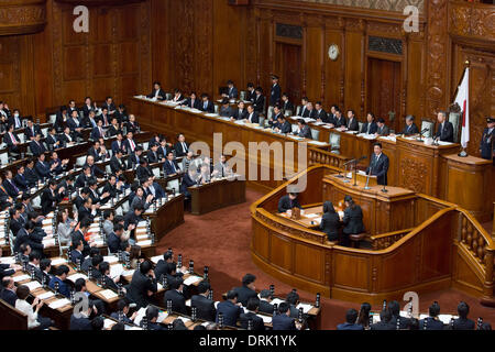 Tokio, Japan. 28. Januar 2014. Japans Ministerpräsident Shinzo Abe, auf dem Podium, Antworten auf Banri Kaieda der Opposition demokratische Partei Japans während einer Frage-und-Antwort-Sitzung in der Diät Unterhaus in Tokio auf Dienstag, 28. Januar 2014. Auf der linken Seite ist Finanzminister Taro Aso. Bildnachweis: AFLO/Alamy Live-Nachrichten Stockfoto