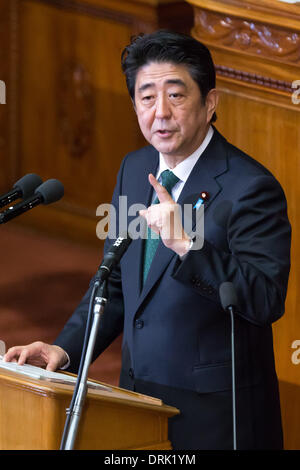 Tokio, Japan. 28. Januar 2014. Japans Ministerpräsident Shinzo Abe Antworten auf Banri Kaieda der Opposition demokratische Partei Japans während einer Frage-und-Antwort-Sitzung in der Diät Unterhaus in Tokio auf Dienstag, 28. Januar 2014. Auf der linken Seite ist Finanzminister Taro Aso. Bildnachweis: AFLO/Alamy Live-Nachrichten Stockfoto