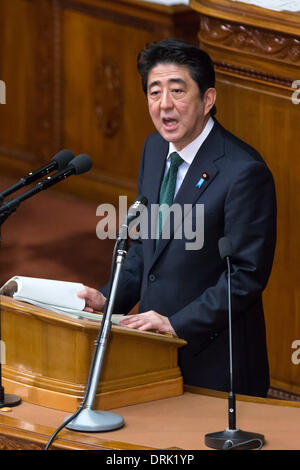 Tokio, Japan. 28. Januar 2014. Japans Ministerpräsident Shinzo Abe Antworten auf Banri Kaieda der Opposition demokratische Partei Japans während einer Frage-und-Antwort-Sitzung in der Diät Unterhaus in Tokio auf Dienstag, 28. Januar 2014. Auf der linken Seite ist Finanzminister Taro Aso. Bildnachweis: AFLO/Alamy Live-Nachrichten Stockfoto