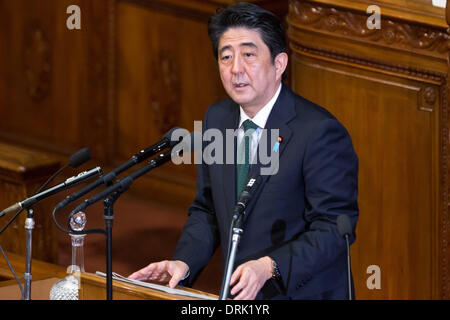 Tokio, Japan. 28. Januar 2014. Japans Ministerpräsident Shinzo Abe Antworten auf Banri Kaieda der Opposition demokratische Partei Japans während einer Frage-und-Antwort-Sitzung in der Diät Unterhaus in Tokio auf Dienstag, 28. Januar 2014. Auf der linken Seite ist Finanzminister Taro Aso. Bildnachweis: AFLO/Alamy Live-Nachrichten Stockfoto