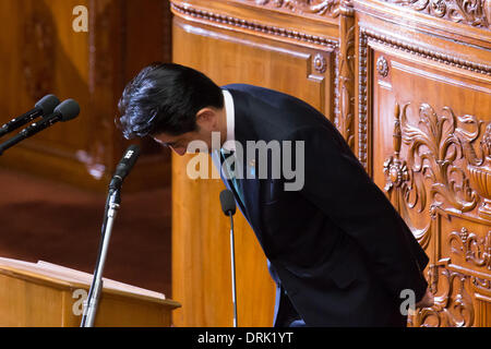 Tokio, Japan. 28. Januar 2014. Japans Ministerpräsident Shinzo Abe verneigt sich nach Beantwortung Banri Kaieda der Opposition demokratische Partei Japans während einer Frage-und-Antwort-Sitzung in der Diät Unterhaus in Tokio auf Dienstag, 28. Januar 2014. Auf der linken Seite ist Finanzminister Taro Aso. Bildnachweis: AFLO/Alamy Live-Nachrichten Stockfoto