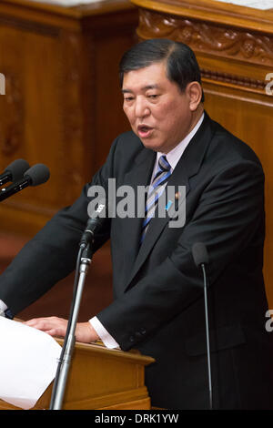 Tokio, Japan. 28. Januar 2014. Generalsekretär Shigeru Ishiba der regierenden Liberal-Demokratischen Partei Fragen Premierminister Shinzo Abe über seine Politik während einer Frage-und-Antwort-Sitzung in der Diät Unterhaus in Tokio auf Dienstag, 28. Januar 2014. Bildnachweis: AFLO/Alamy Live-Nachrichten Stockfoto