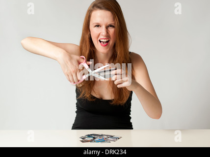 Frauenbeschneidung Kreditkarte, eine persönliche finanzielle Freiheit Schulden frei Konzept Stockfoto