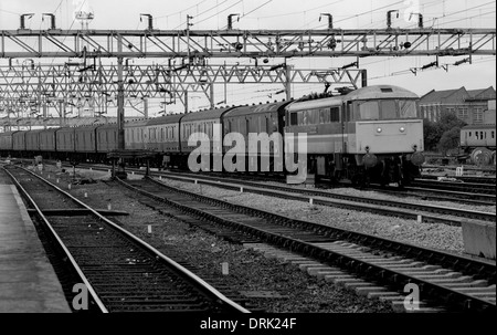 Klasse 86 elektrische Lokomotive Nr. 86231 "Starlight Express" ziehen einen Zug Richtung Süden Parzellen, Rugby, Warwickshire, UK. 1986 Stockfoto