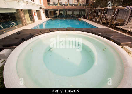 Ein Swimming Pool und Jacuzzi in einem fünf Sterne Hotel in Kalkutta, Westbengalen, Indien. Stockfoto