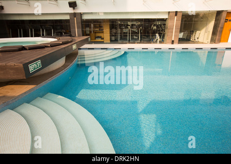 Ein Swimming Pool und Jacuzzi in einem fünf Sterne Hotel in Kalkutta, Westbengalen, Indien. Stockfoto