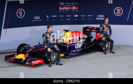 Jerez De La Frontera, Spanien. 28. Januar 2014. Deutsche Formel1-Fahrer Sebastian Vettel (L) von Red Bull und australischen Formel1 Fahrer Daniel Ricciardo (R) bei der Vorstellung des neuen RB10-Rennwagen für die Formel1 Saison auf der Rennstrecke von Jerez in Jerez De La Frontera, Spanien, 28. Januar 2014. Foto: JENS Büttner/DPA/Alamy Live-Nachrichten Stockfoto