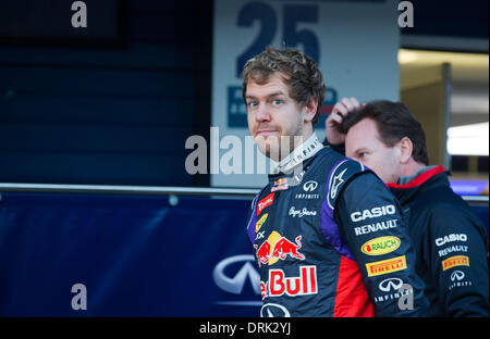 Jerez De La Frontera, Spanien. 28. Januar 2014. Deutsche Formel1-Fahrer Sebastian Vettel (L) von Red Bull ist bei der Vorstellung des neuen RB10 Rennwagen für die Formel1 Saison auf der Rennstrecke von Jerez in Jerez De La Frontera, Spanien, 28. Januar 2014 abgebildet. Foto: JENS Büttner/DPA/Alamy Live-Nachrichten Stockfoto