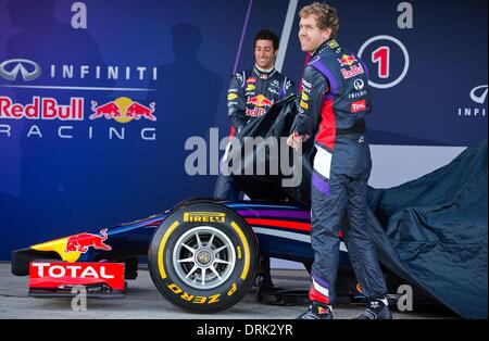 Jerez De La Frontera, Spanien. 28. Januar 2014. Deutsche Formel1-Fahrer Sebastian Vettel (R) von Red Bull und australischen Formel1-Fahrer Daniel Ricciardo (L) enthüllen den neuen RB10-Rennwagen für die Formel1 Saison auf der Rennstrecke von Jerez in Jerez De La Frontera, Spanien, 28. Januar 2014. Foto: JENS Büttner/DPA/Alamy Live-Nachrichten Stockfoto