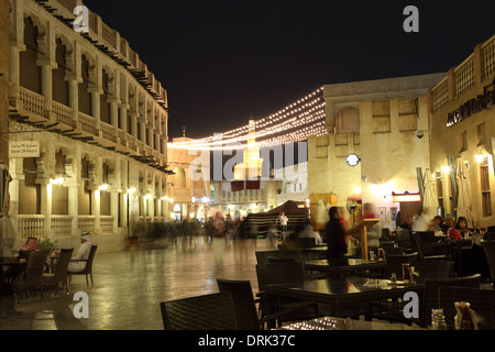 Souq Waqif Straße in der Nacht mit vielen Cafés und Restaurants. Doha, Katar, Nahost Stockfoto